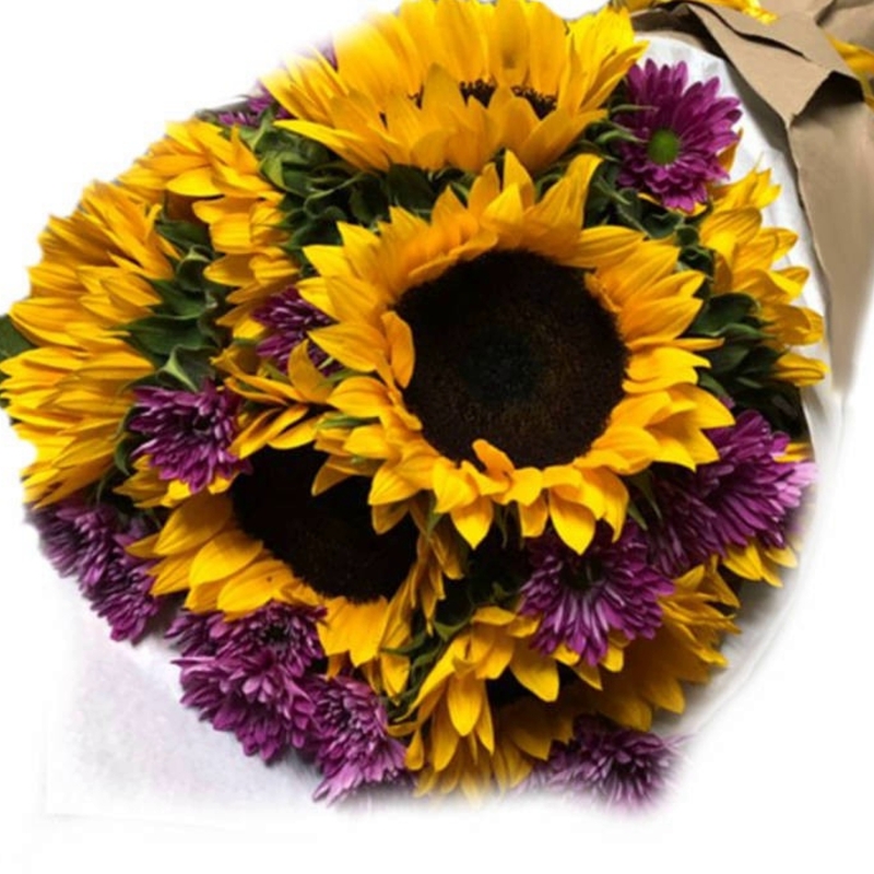 Букет из подсолнухов и хризантемы