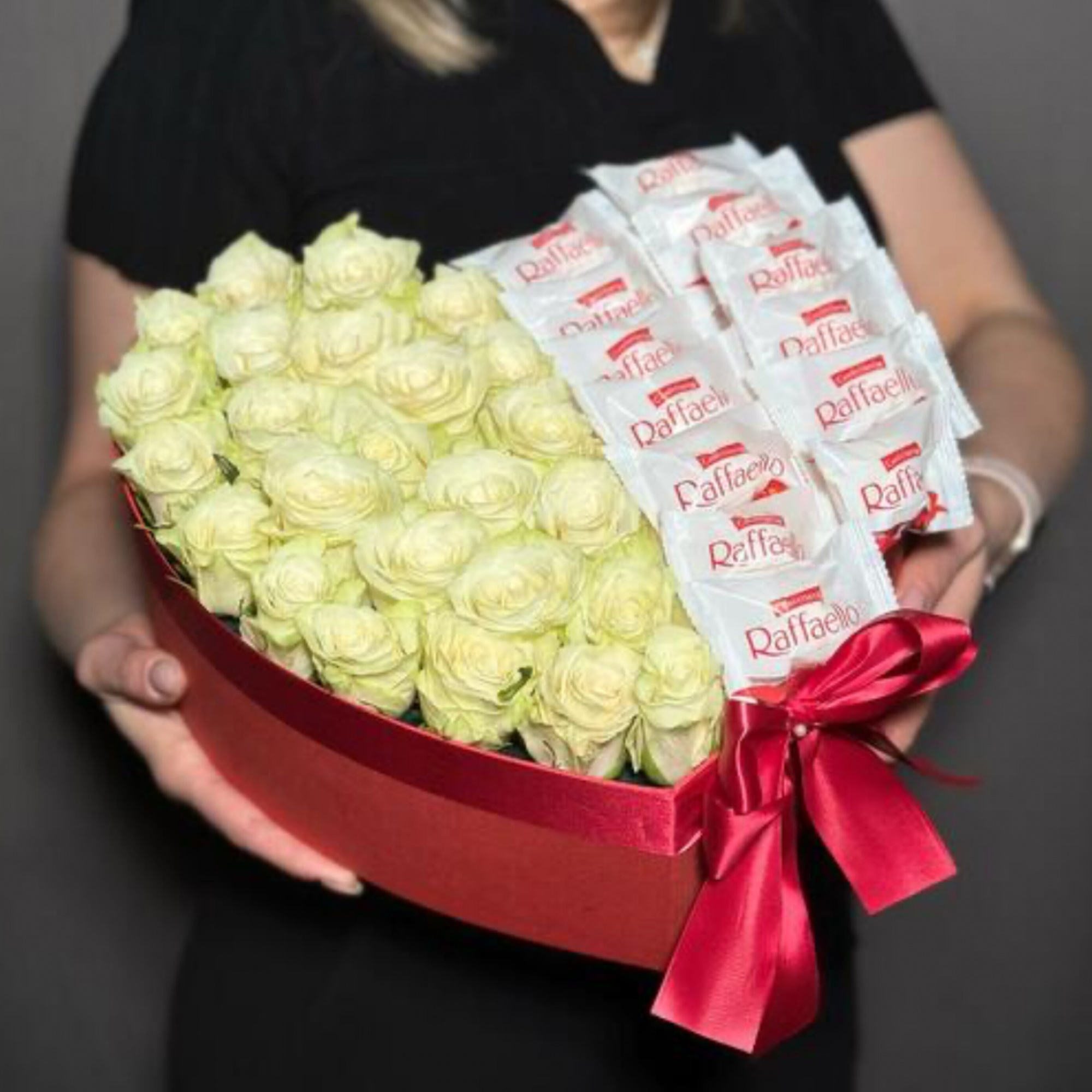 Сердце из белых роз с Рафаэлло