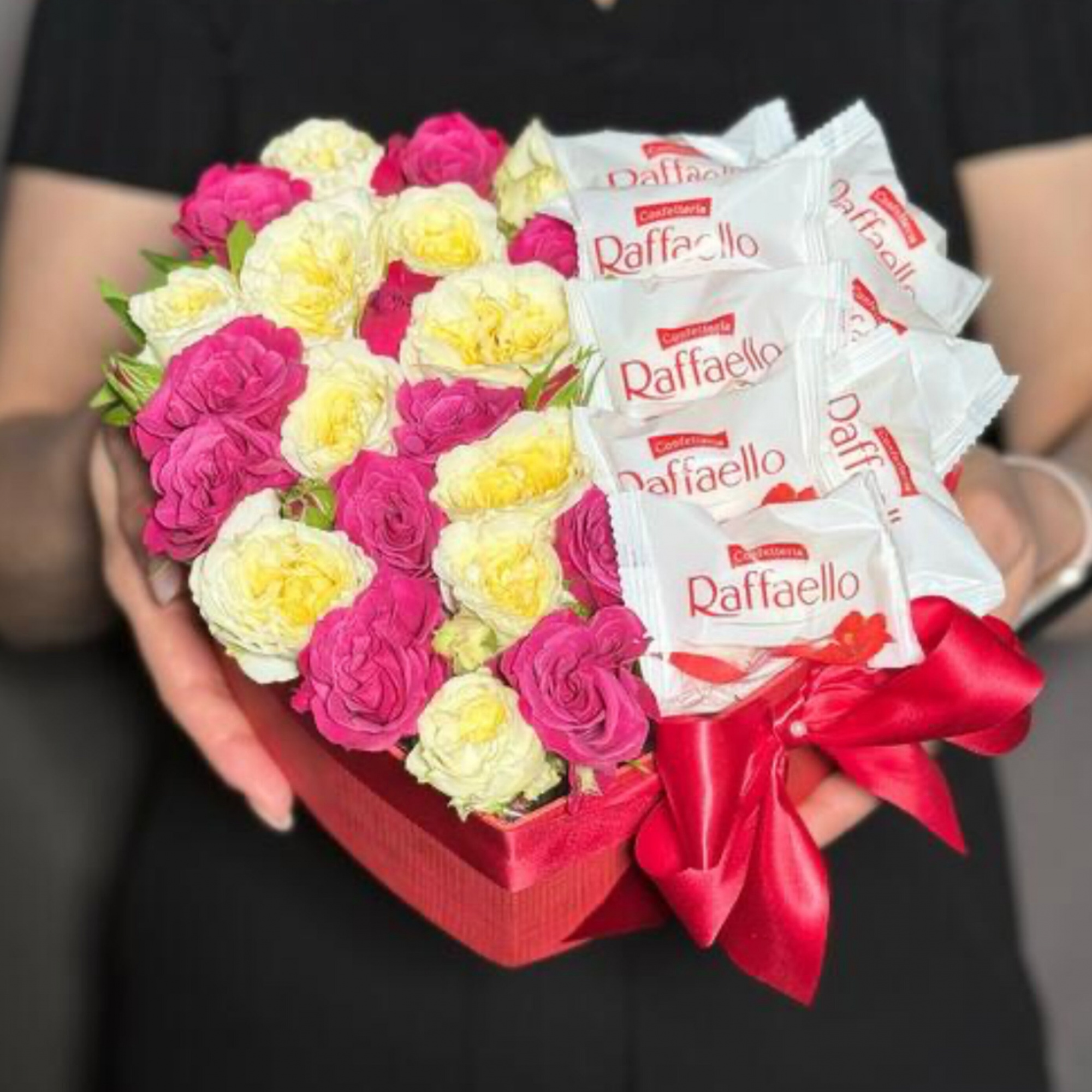 Сердце из кустовой розы MIX c Рафаэлло