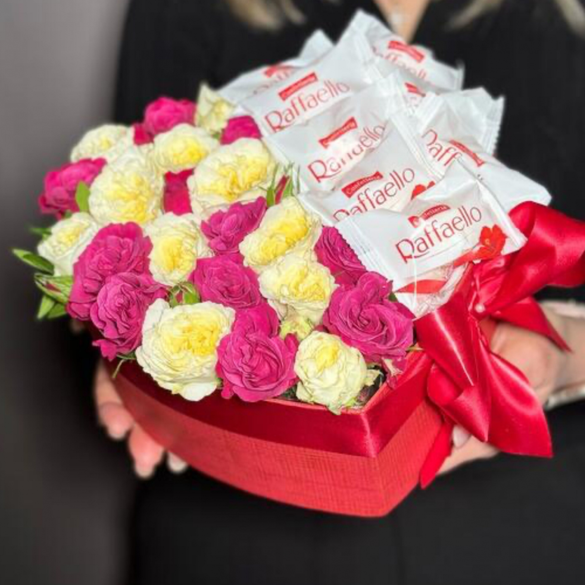 Сердце из кустовой розы MIX c Рафаэлло